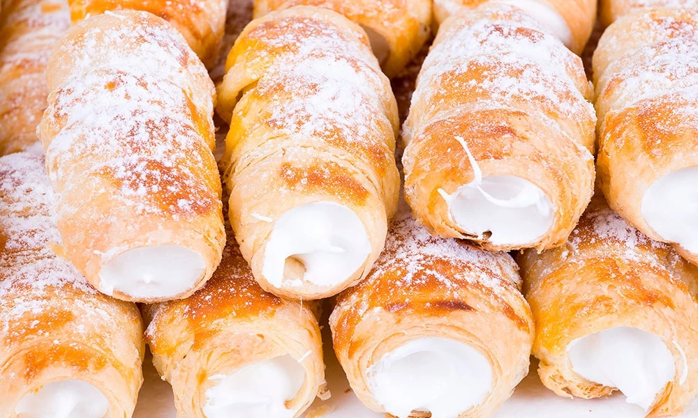 Kremrole z listového těsta posypané cukrem